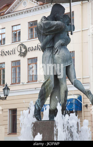 Estonia, Southeastern Estonia Tartu, Raekoja Plats, la piazza del Municipio di baciare gli studenti Fontana Foto Stock