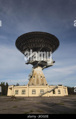 La lettonia, occidentale della Lettonia, regione di Kurzeme, Irbene, Ventspils Radio internazionale centro di astronomia, dell era sovietica R-32, 600 ton radio telescopio di spionaggio Foto Stock