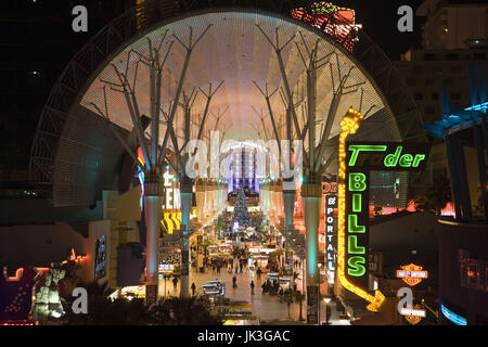 Stati Uniti d'America, Nevada, Las Vegas, Downtown, Fremont Street Experience, panoramica a Natale Foto Stock