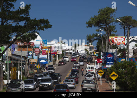 Uruguay, Punta del Este area, la barra, il traffico su Avenida Eduardo Haedo Foto Stock