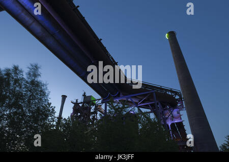 In Germania, in Renania settentrionale-Vestfalia, il bacino della Ruhr, Duisburg, Nord Duisburg Landscape Park, ex ferriera Meiderich, illuminato, Foto Stock