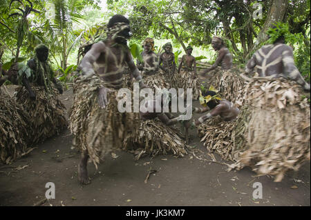 Vanuatu, dell'Isola di Tanna, Fetukai, Magia Nera e prova di Kava Tour-Villagers in abito nativo-danza del fuoco, modello rilasciato, Foto Stock