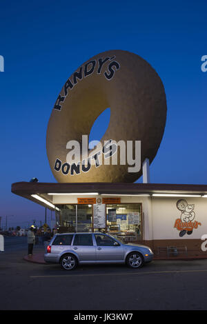 Stati Uniti, California, Los Angeles, Inglewood, Randy, ciambelle, donut shop, alba Foto Stock