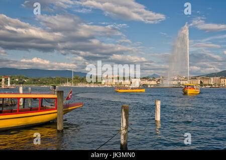 Ginevra Svizzera, società di imbarcazioni tradizionali del giallo e del rosso, chiamato Mouettes, corre un lago di navigazione e dello skyline di Ginevra con il famoso Jet d'Eau Foto Stock