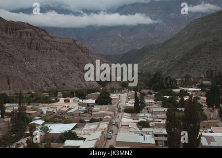 Argentina, provincia di Jujuy, Quebrada de Humamuaca canyon, Purmamarca, città vista dalla collina di sette colori, sera Foto Stock