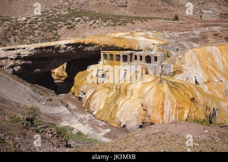 Argentina, provincia di Mendoza, Puente del Inca, antico ponte di pietra sul Rio de las Cuevas river, el. 2720 metri Foto Stock