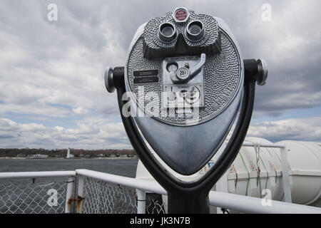 Stati Uniti d'America, Connecticut, New London, Long Island Ferry, binocculars e New London Faro del porto Foto Stock