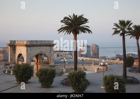 L'Italia, Sardegna, Cagliari, Il Castello Città Vecchia, Bastione di Saint Remy, alba Foto Stock