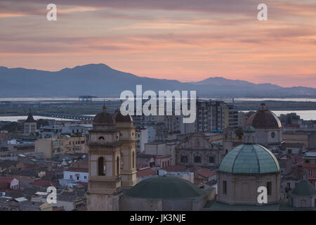 L'Italia, Sardegna, Cagliari, quartiere di Stampace e Chiesa de SantAnna chiesa, crepuscolo Foto Stock