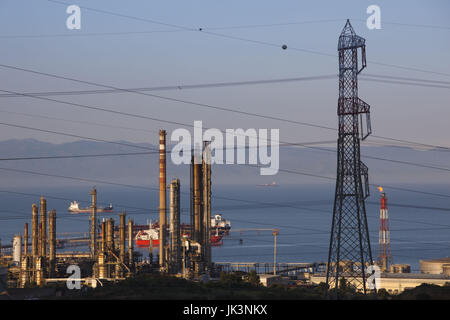 L'Italia, Sardegna, a sud-ovest della Sardegna, Porto Foxi, raffineria di petrolio, tramonto Foto Stock