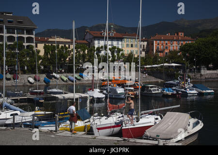L'Italia, Piemonte, Lago Maggiore, Verbania-Intra, porto sul lago Foto Stock