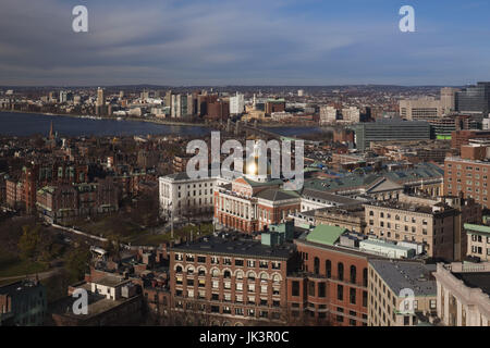 Stati Uniti d'America, Massachusetts, Boston, Beacon Hill, Massachusetts State House e Charles River, ad alto angolo di visione, ore diurne Foto Stock