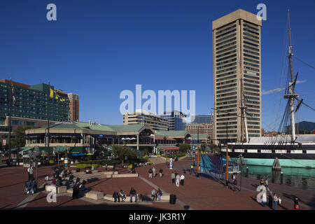 Stati Uniti d'America, Maryland Baltimore Inner Harbor, Harborplace Mall e USS Constellation, nave storica Foto Stock
