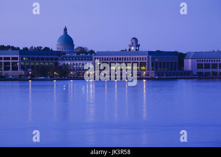 Stati Uniti d'America, Maryland, Annapolis, US Naval Academy dal fiume Severn, alba Foto Stock
