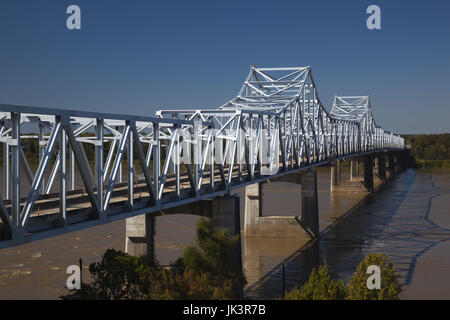 Stati Uniti d'America, Mississippi, Vicksburg, MI-20 Autostrada ponte che attraversa il fiume Mississippi Foto Stock
