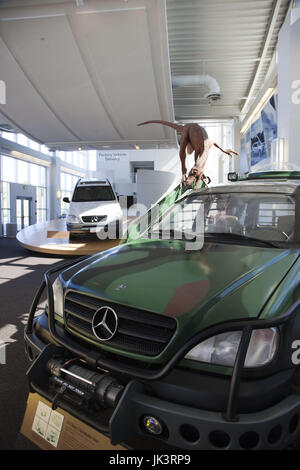 Stati Uniti d'America, Alabama, Vance, Mercedes Benz Factory Visitor Center, interno con Mercedes SUV dal film "Jurassic Park" Foto Stock