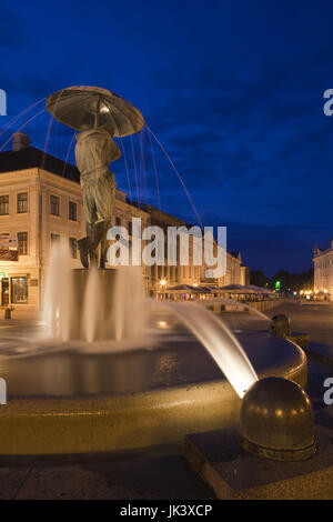 Estonia, Southeastern Estonia Tartu, Raekoja Plats, la piazza del Municipio di baciare gli studenti Fontana, sera Foto Stock