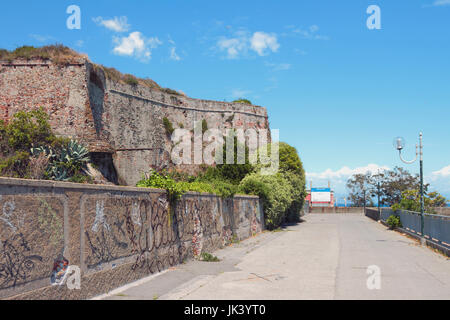 Passeggiata sotto le pareti di antica fortezza. Savona, Italia Foto Stock