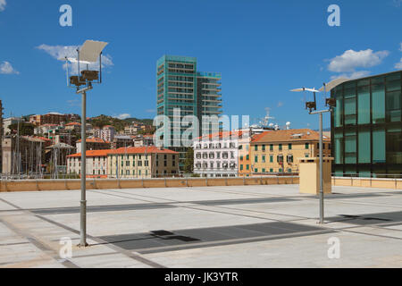 Città intorno al porto di crociera. Savona, Italia Foto Stock