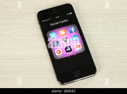 Kiev, Ucraina - 20 Gennaio 2016: Smart phone con i social media logo sul suo schermo su sfondo di legno. Foto Stock