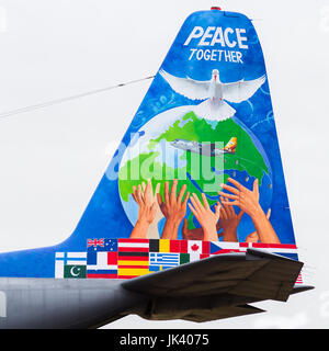Primo piano della coda di una C-130E Ercole dal Pakistan Air Force visto al 2017 Royal International Air Tattoo at Royal Air Force Fairford. Il Foto Stock