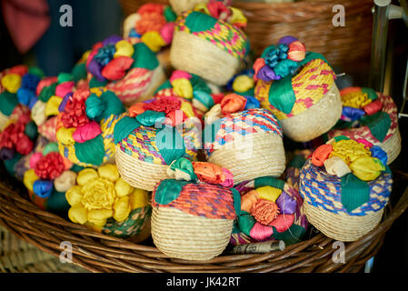 Ciondoli multicolore in basket Foto Stock