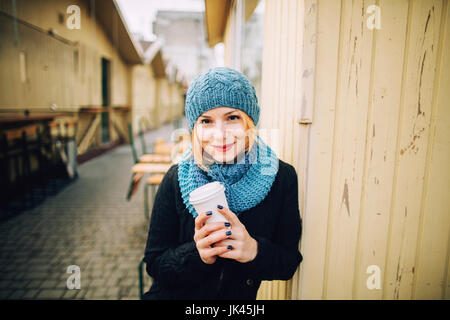 Ritratto di sorridente donna caucasica holding tazza da caffè Foto Stock