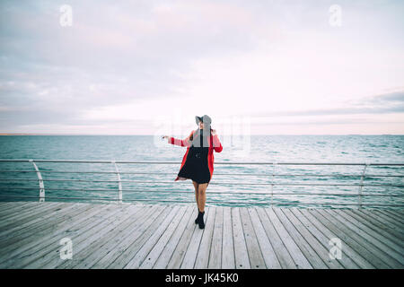 Ritratto di spensierata Caucasian donna in piedi sul Boardwalk Foto Stock