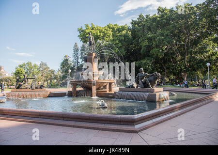 SYDNEY,NSW, Australia-NOVEMBRE 18,2016: Archibald Memorial Fontana con i turisti a Hyde Park a Sydney in Australia Foto Stock