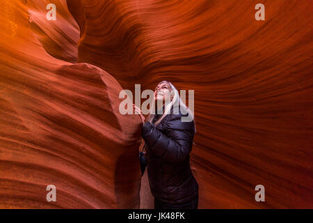 Caucasian woman standing in formazione di roccia Foto Stock