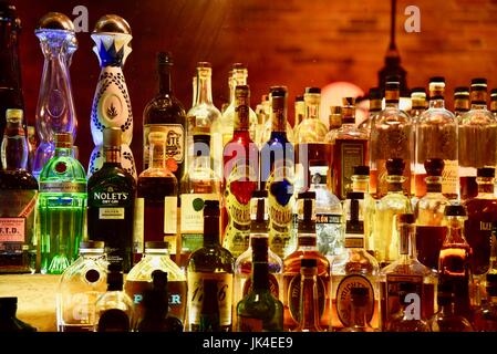 Retro bar presso i corvi Club di Ann Arbor, Michigan, con alcolici e bottiglie illuminata. Foto Stock