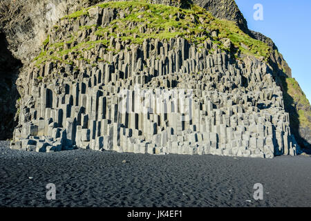 Il basalto colonne di pietra su Reynisfjara spiaggia nera vicino alla cittadina di Vik, Islanda su soleggiate giornate estive Foto Stock