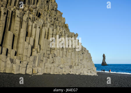 Il basalto colonne di pietra su Reynisfjara spiaggia nera vicino alla cittadina di Vik, Islanda su soleggiate giornate estive Foto Stock