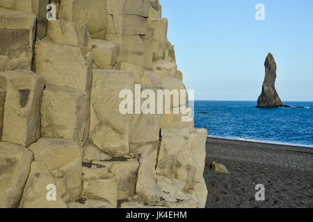 Il basalto colonne di pietra su Reynisfjara spiaggia nera vicino alla cittadina di Vik, Islanda su soleggiate giornate estive Foto Stock