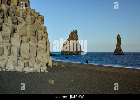 Il basalto colonne di pietra su Reynisfjara spiaggia nera vicino alla cittadina di Vik, Islanda su soleggiate giornate estive Foto Stock