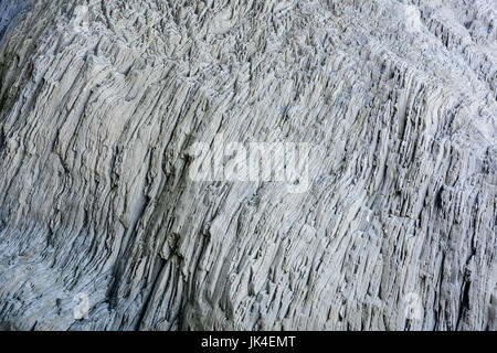 Parete di basalto close-up Reynisfjara sulla spiaggia nera vicino alla cittadina di Vik, Islanda. Texture e background. Foto Stock