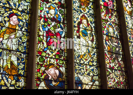 Dettaglio di una trecentesca medievale di vetro macchiato Jesse finestra ad albero a San Lorenzo è la Chiesa, Ludlow Shropshire. Foto Stock