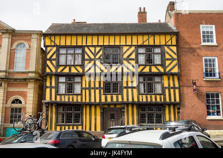 Un giallo storico di legno a casa del XVII secolo su Broad Street, Ludlow Shropshire. Foto Stock