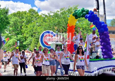 Un corporate e presenza locale sotto forma di un valore a virgola mobile che rappresenta il Chicago Cubs in Chicago's Pride Parade. Chicago, Illinois, Stati Uniti d'America. Foto Stock