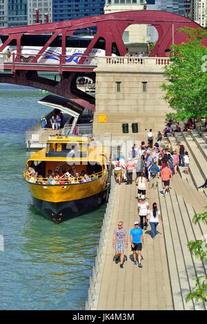 Con un taxi acqueo fermarsi per consentire ai passeggeri di sbarcare e scheda vicino a Wells Street presso il riverwalk lungo il fiume Chicago. Chicago, Illinois, Stati Uniti d'America. Foto Stock