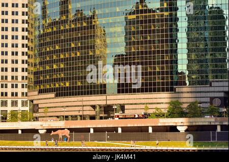 Un più grandi di quelle dimensioni di vita coda bianca deer scultura gracing Chicago Riverwalk di fronte all'elegante 333 Wacker Drive edificio. Chicago, Stati Uniti d'America. Foto Stock