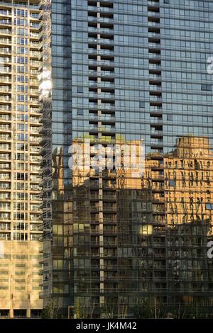 La superficie altamente riflettente del 150 North Riverside edificio rivela una immagine speculare del Merchandise Mart. Chicago, Illinois, Stati Uniti d'America. Foto Stock