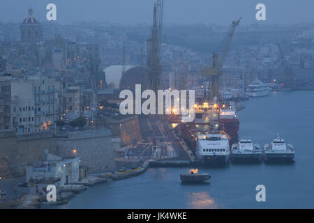 Malta, La Valletta, Senglea, L-Isla, vista in elevazione del punto di Senglea e traghetti, alba Foto Stock