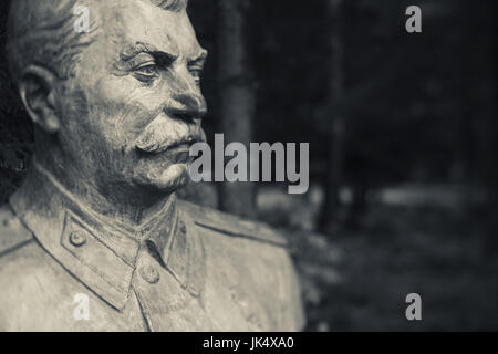 La Lituania, Sud della Lituania, Grutas, Grutas Park, il parco delle sculture di ex comunista-ser sculture, busto di Joseph Stalin, defocussed Foto Stock