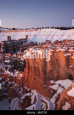 Stati Uniti d'America, Utah, Parco Nazionale di Bryce Canyon, Anfiteatro di Bryce dal punto di tramonto alba, inverno Foto Stock