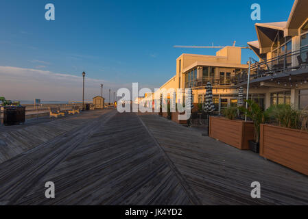Asbury Park, NJ, Stati Uniti d'America -- Luglio 21, 2017--l'Asbury Park boardwalk nel bagliore di un inizio di mattina d'estate. Solo uso editoriale Foto Stock