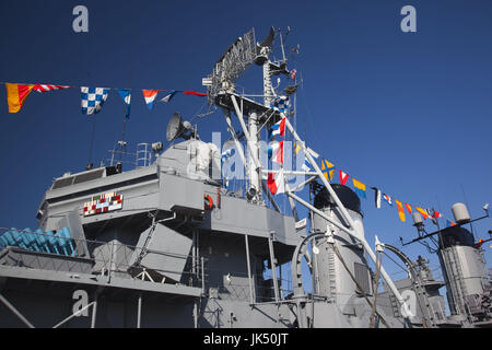 Stati Uniti d'America,Massachusetts, Boston, Vela Boston Tall Ships Festival, Charlestown Navy Yard, WW II noi cacciatorpediniere USS Cassin Young Foto Stock