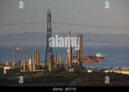 L'Italia, Sardegna, a sud-ovest della Sardegna, Porto Foxi, raffineria di petrolio, tramonto Foto Stock