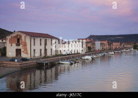 L'Italia, Sardegna, occidentale della Sardegna, Bosa, Fiume Temo e Sas Conzas ex concerie, alba Foto Stock