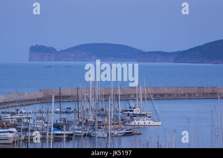 L'Italia, Sardegna, occidentale della Sardegna, Alghero, veduta aerea della marina e Capo Caccia capo Foto Stock